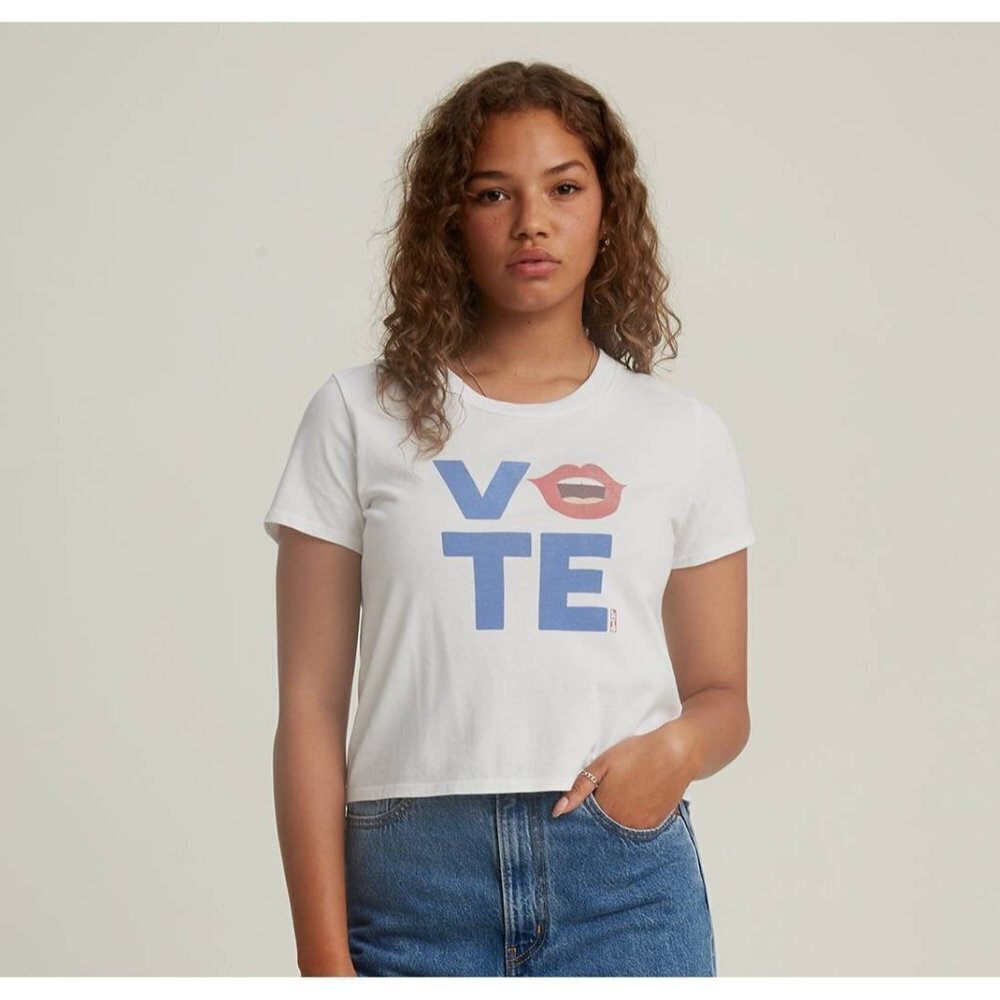 Levi's Womens Size Medium Vote with Lips Graphic Tee Short Sleeve Tshirt 1049‎
